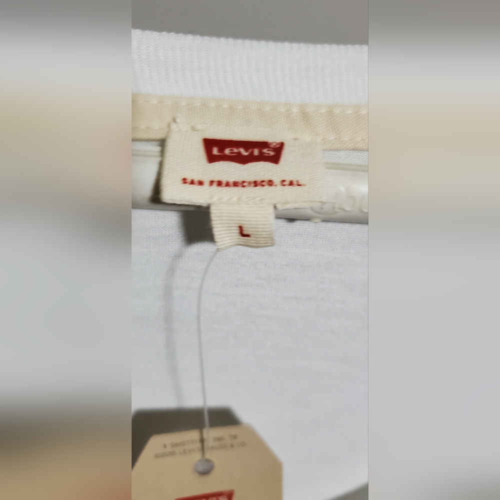 NWT Medium & Large Levi's Women's White V-Neck T-Shirt Relaxed Fit - Picture 8 of 16